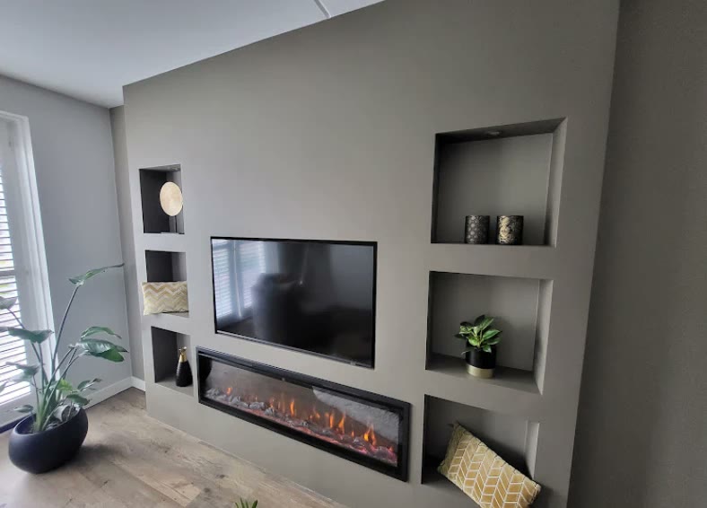 Greige cinewall met open vakken, televisie en brede lineaire sfeerhaard