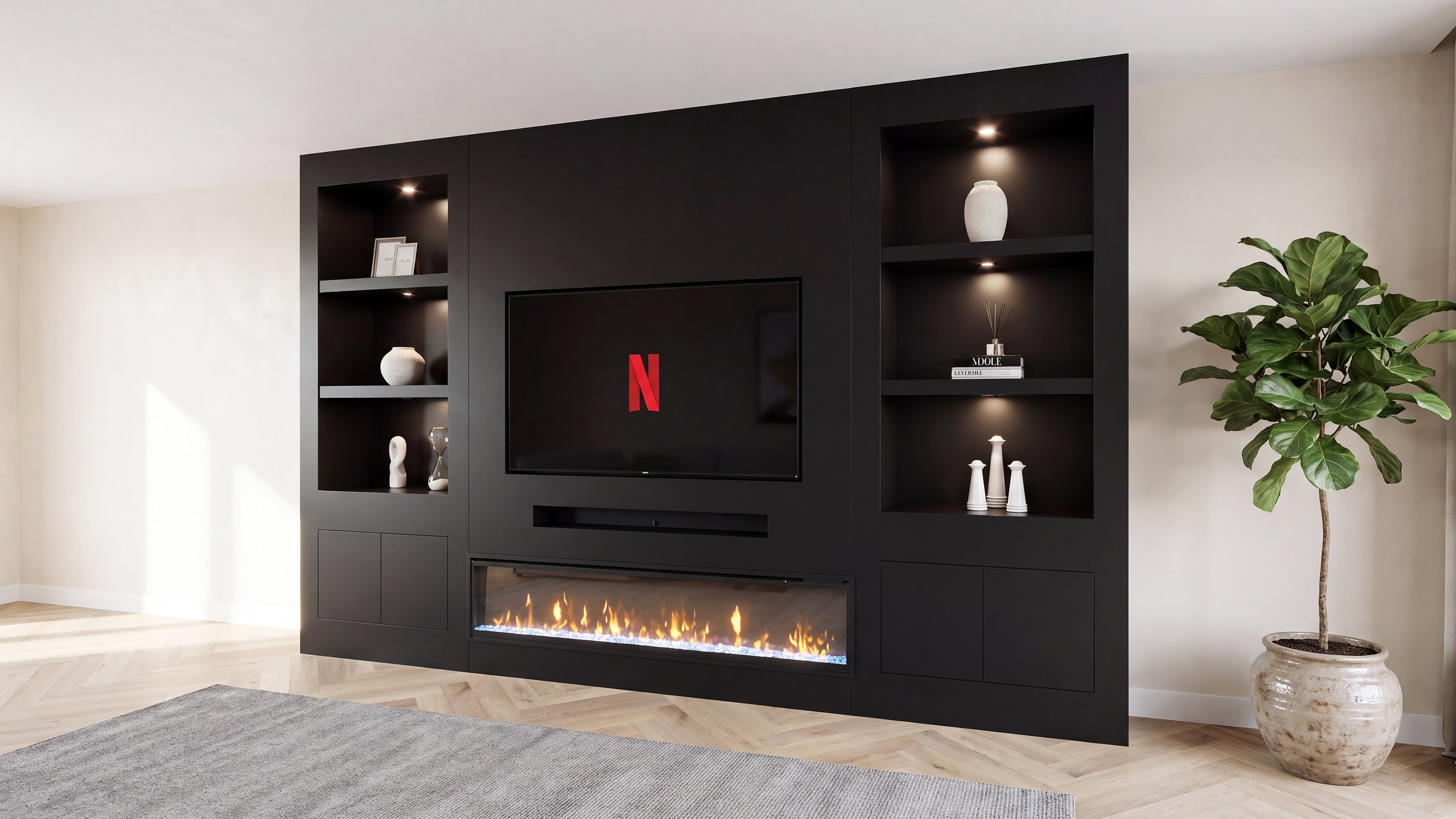 De mat zwarte cinewall in een woonkamer: twee open nissenkasten met spots, een verzonken televisie met soundbarnis en een brandende vuurlijn over de volle breedte