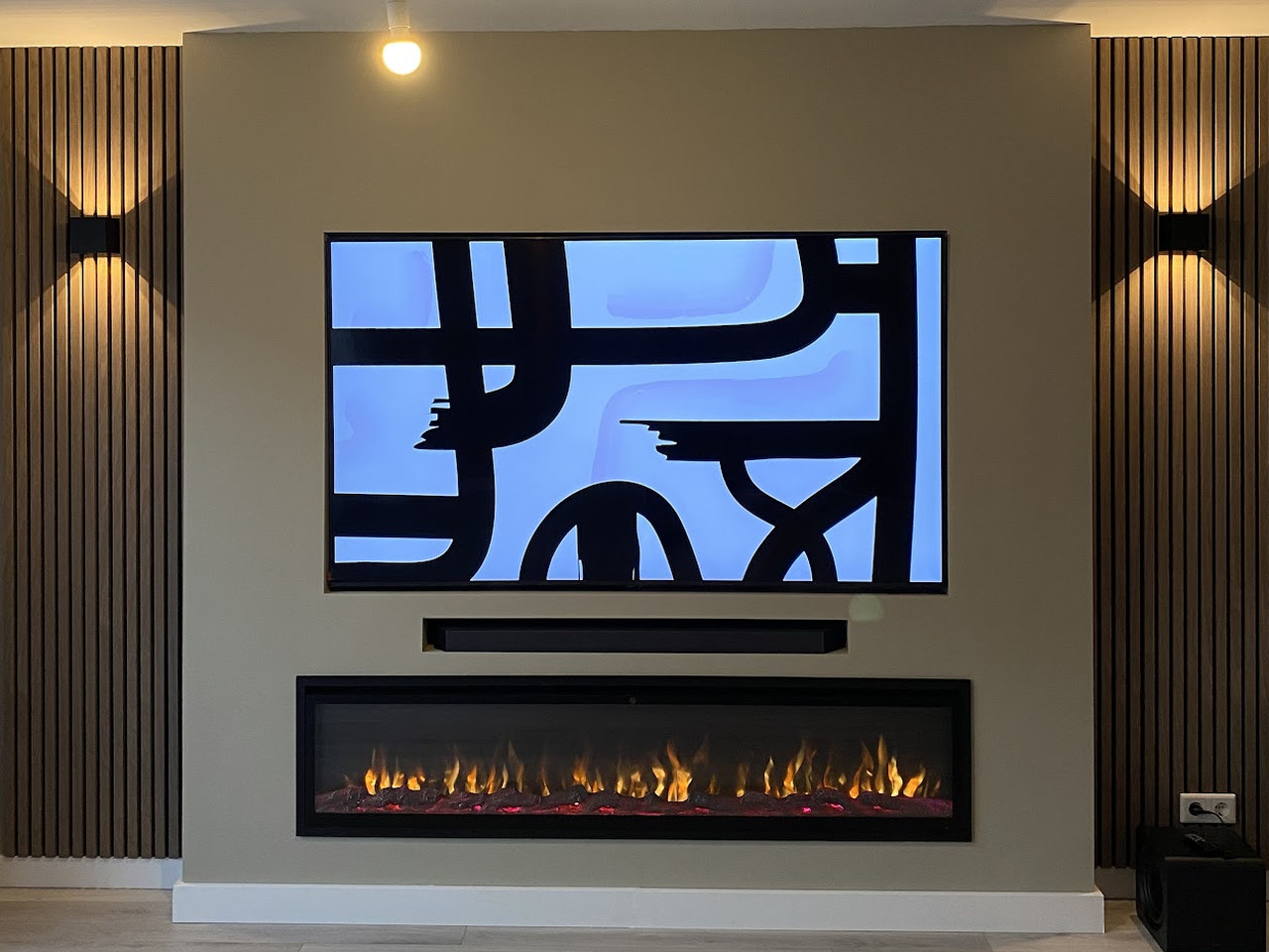 Cinewall met taupe wand, donkere lattenpanelen en een lange brandende lijnhaard, foto van Chayenne