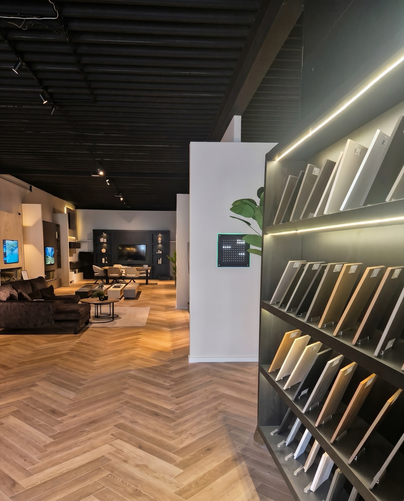 Showroom van Ember Fires in Zeewolde met materiaalstalen en visgraatvloer